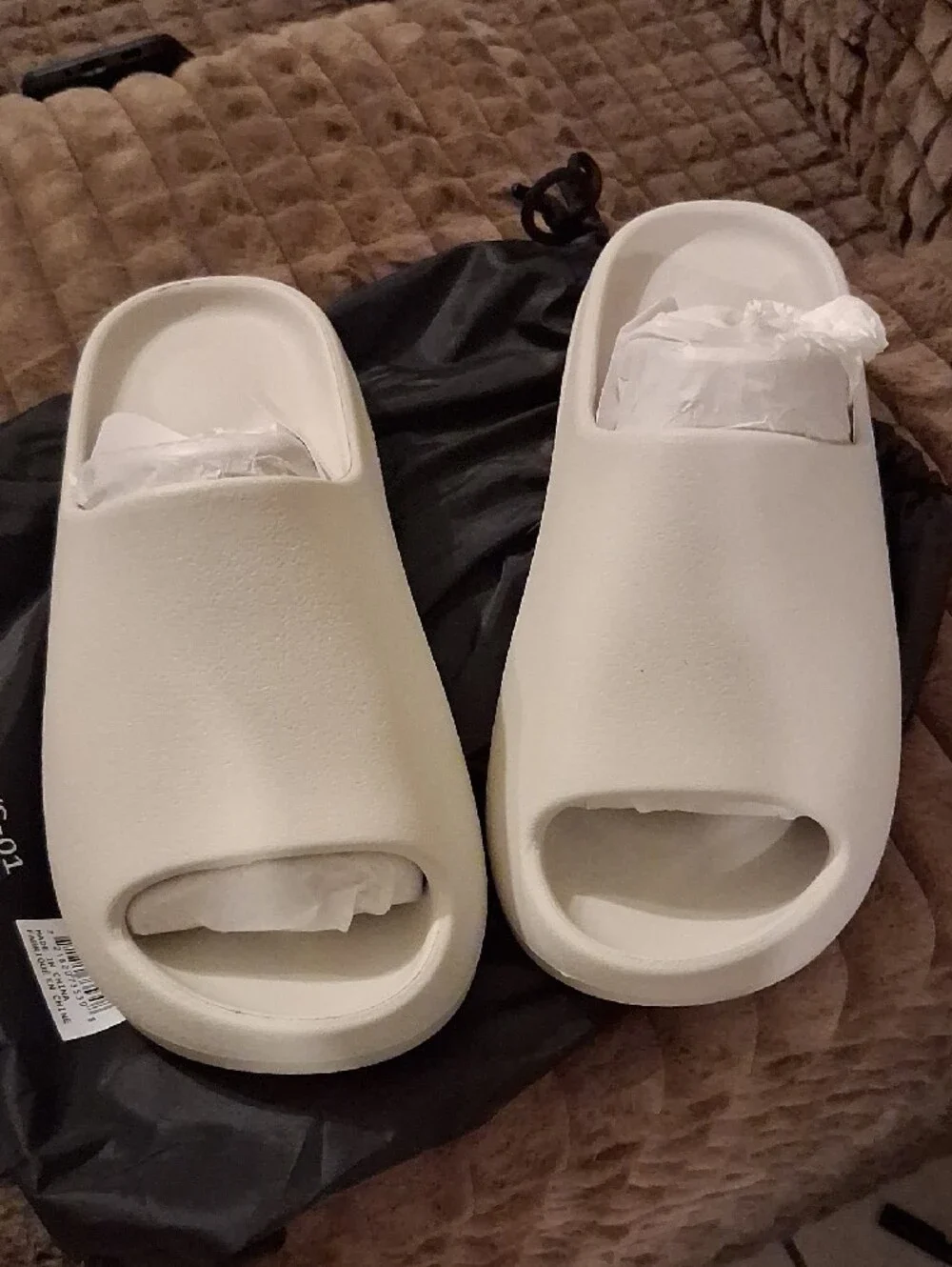 Yeezy Slide Sandals in Cream